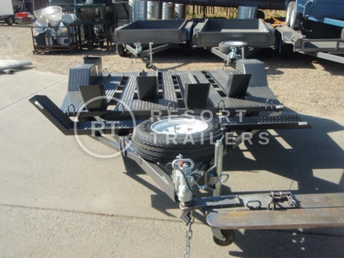 5 bike trailer, front view — built by Resort Trailers